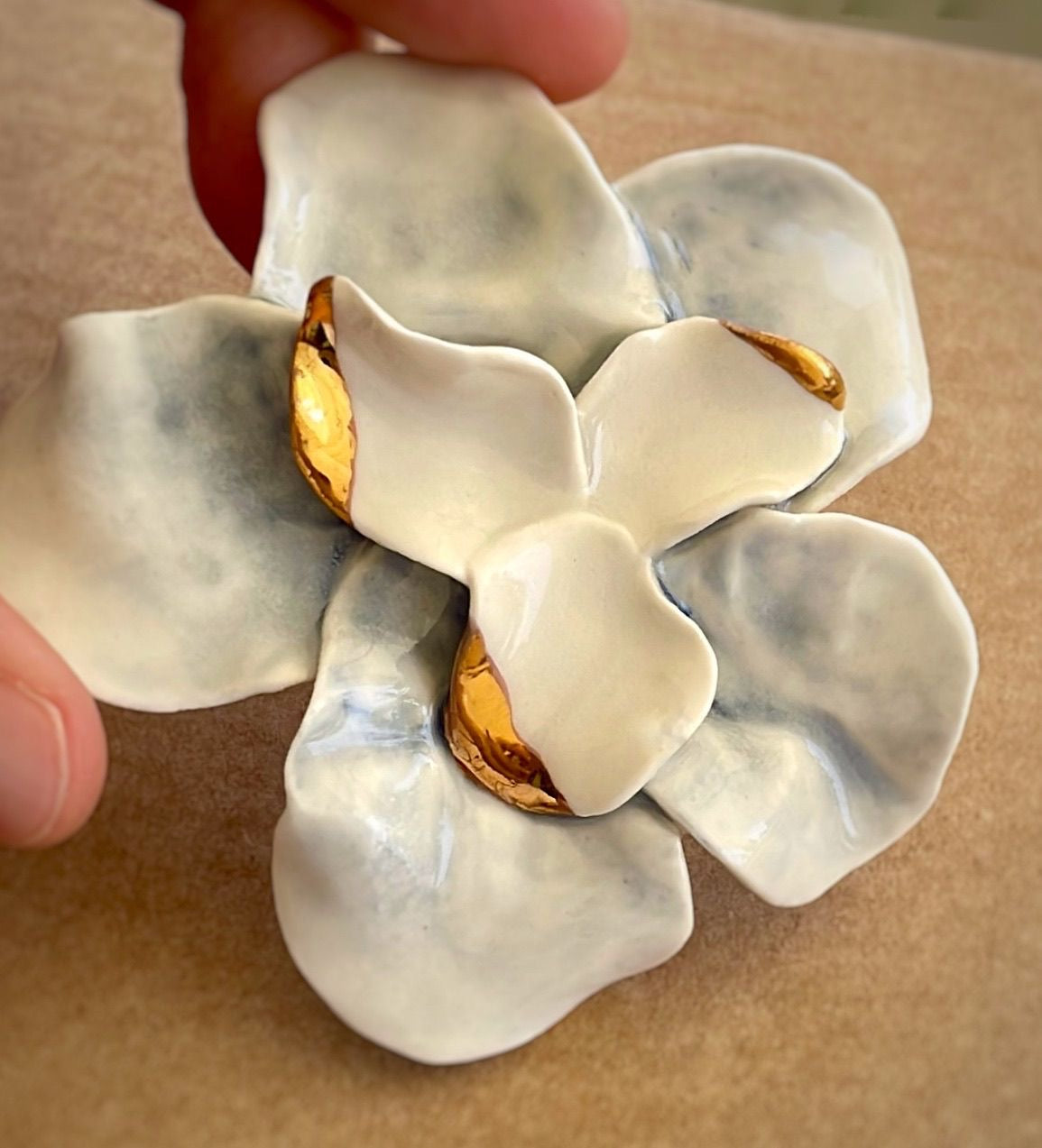 Pendiente flor Jara. Oro y azul océano. Grande