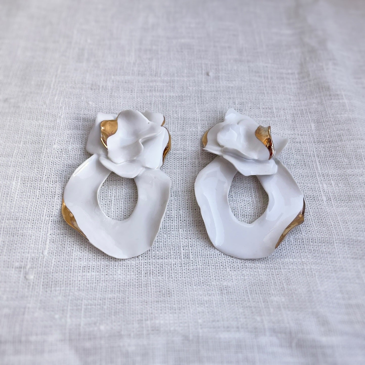 Pendiente Hortensia con Aro. color Blanco y Oro.