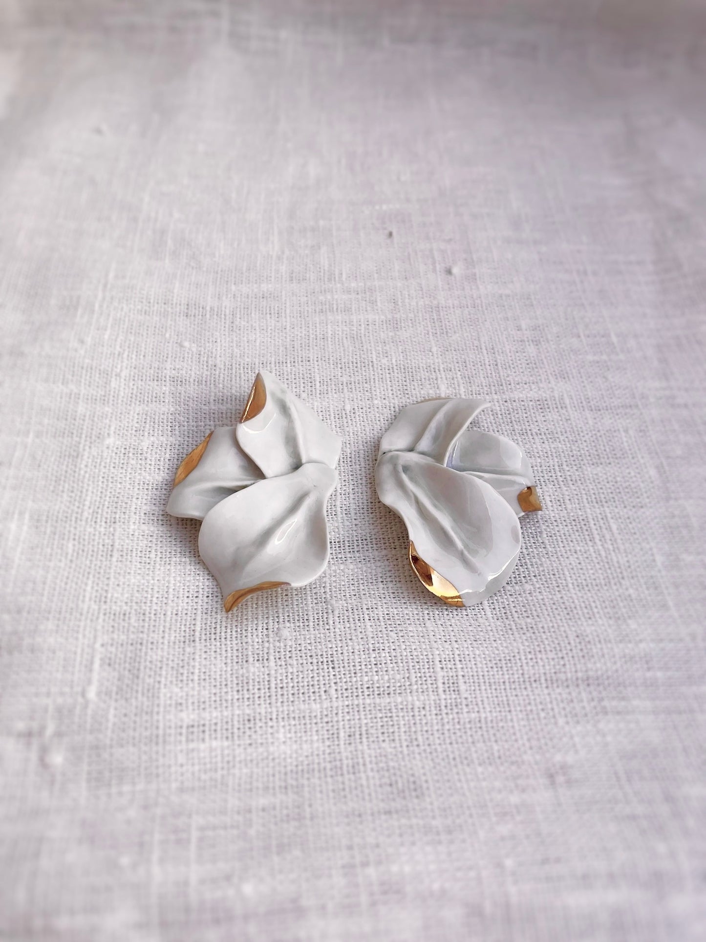 Pendiente Lilium. Mediano con detalle en Oro