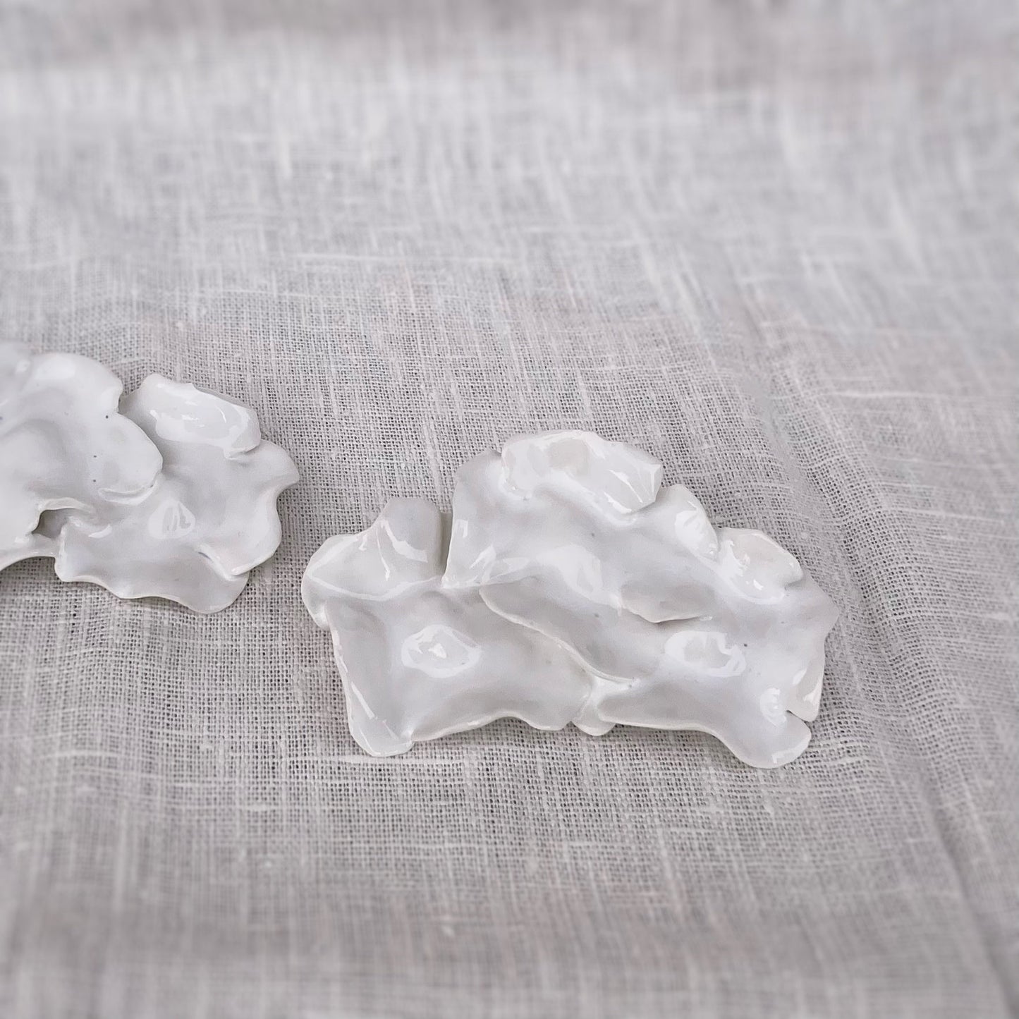 Pendientes Triada Hortensia. Extragrande. Color Blanco. Detalle 2