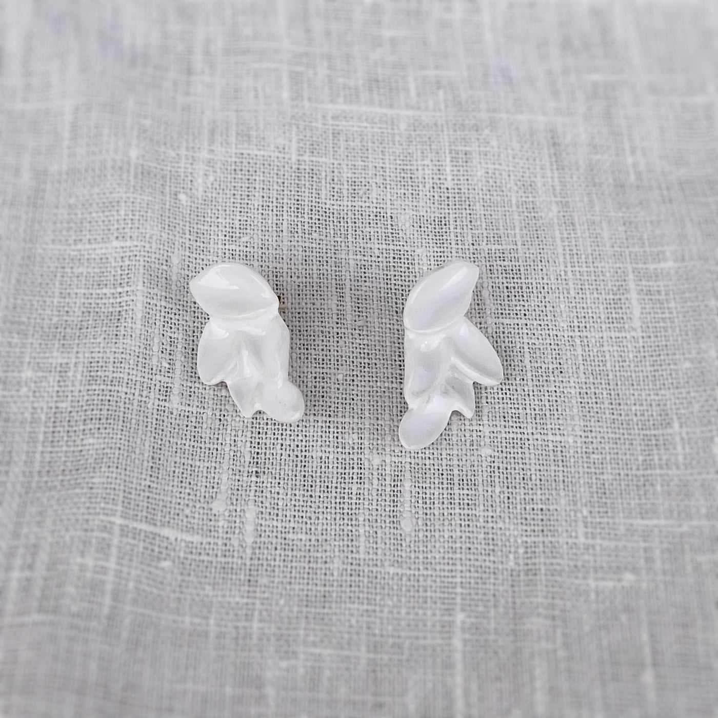 pendientes cinco petalos flor Dalia. Color blanco. Detalle 2