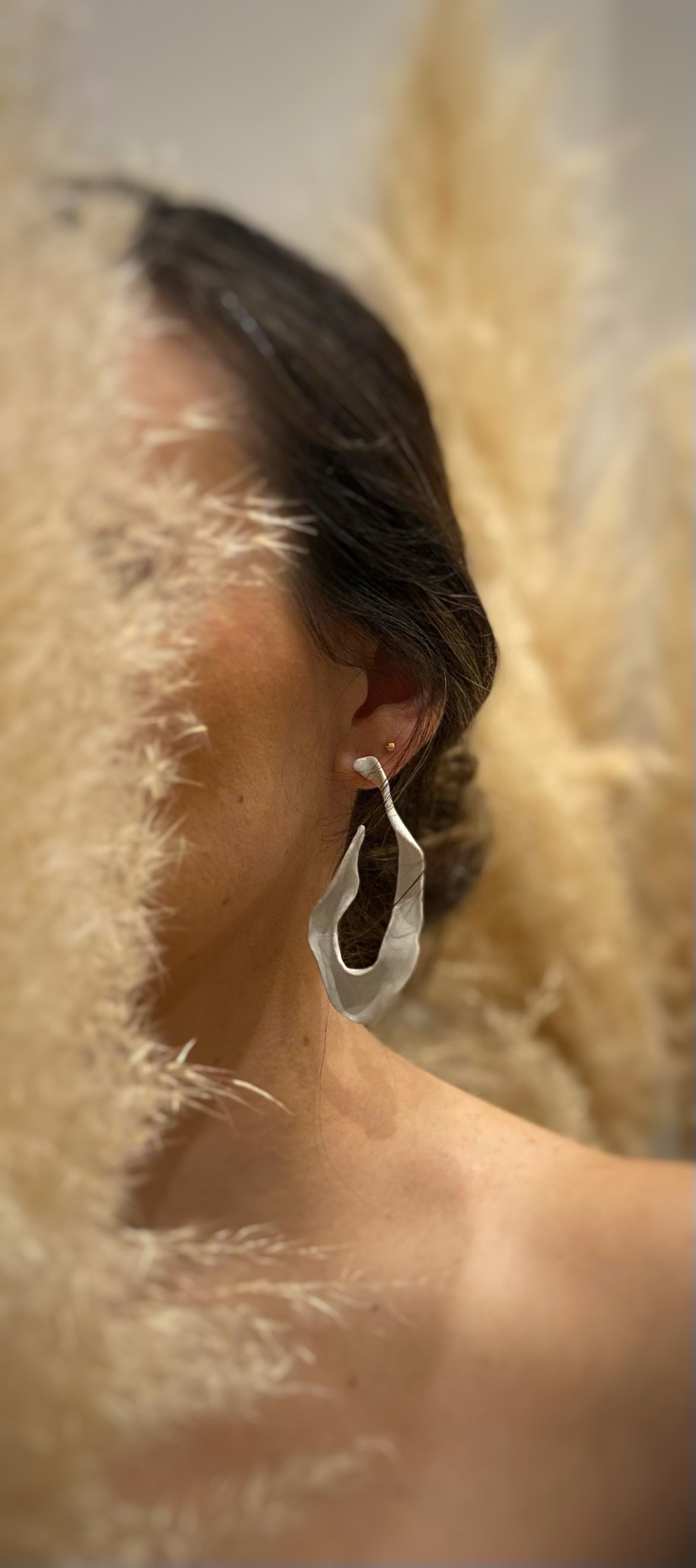 pendientes semi Aro tipo Onda. Grande. Color blanco. Detalle 2