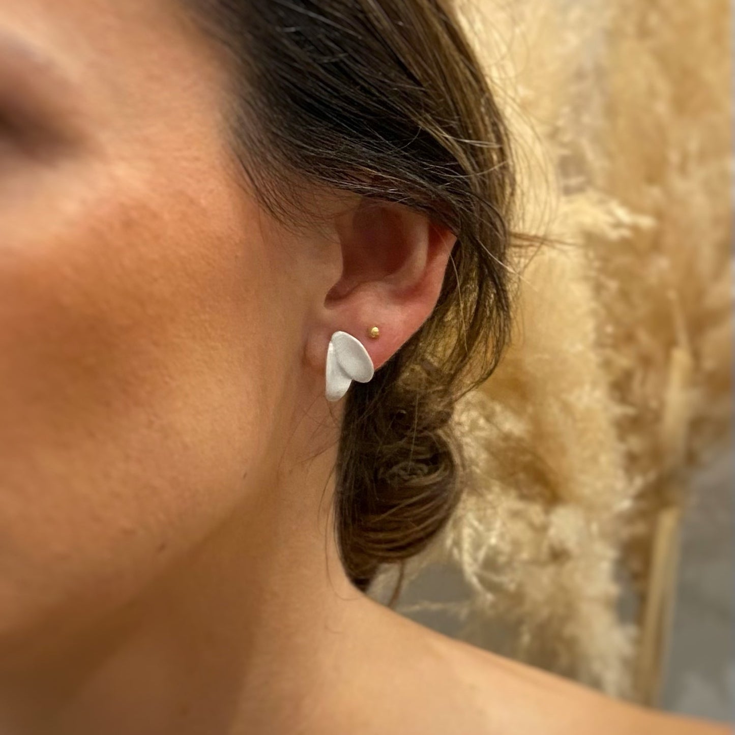 pendientes dos petalos flor Dalia. Color blanco. Detalle 1