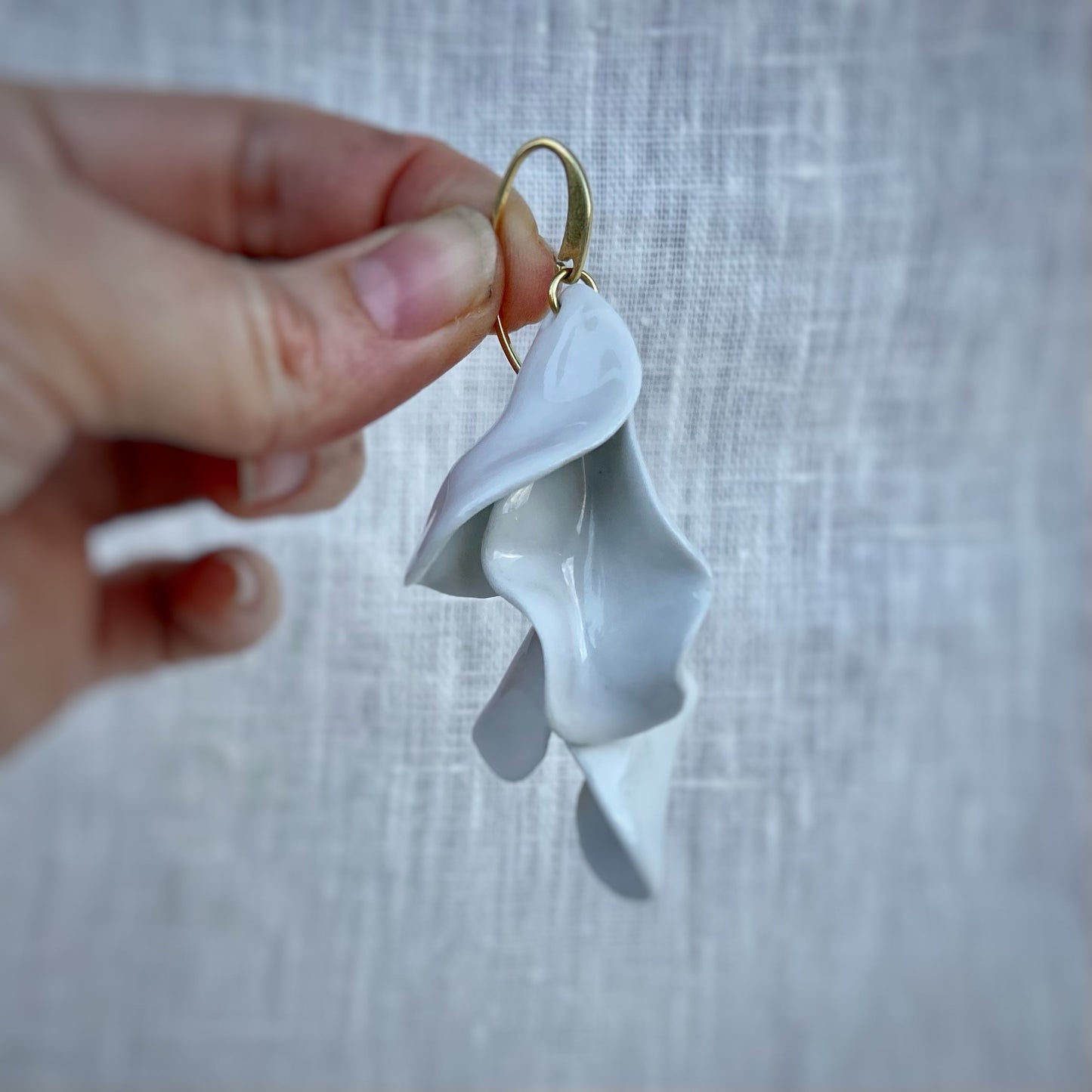 pendientes cascada. Grande. Color Blanco. Detalle 2