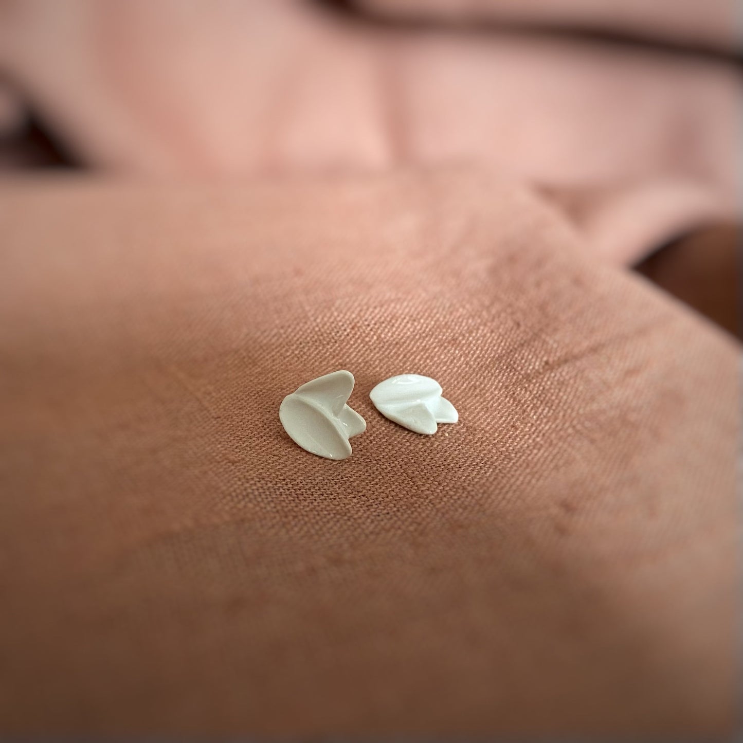 pendientes tres petalos flor Dalia. Color blanco. Detalle 4