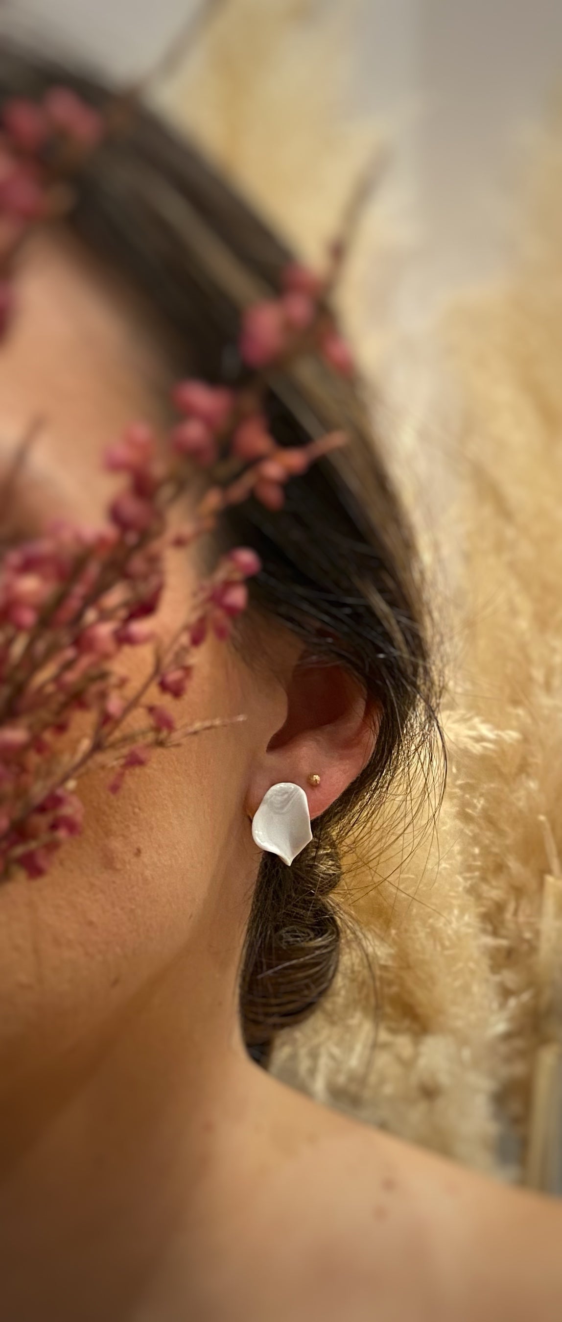 Pendiente Onda simple. Mediano. Color Blanco. Detalle 2