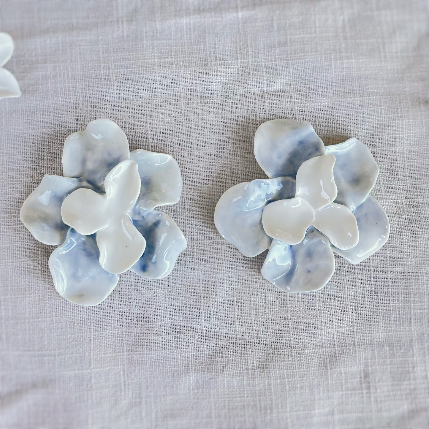 pendientes flor Jara. Grande. Color Azul Oceano. Detalle 3