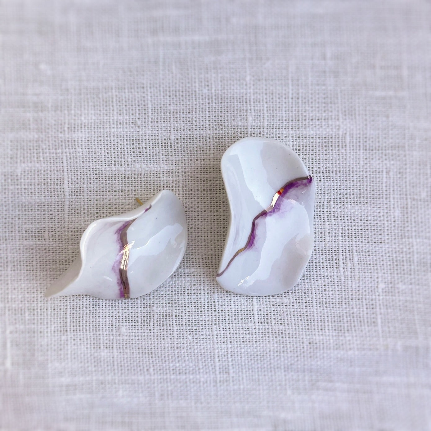 Pendiente Onda Grande. Color morado y Oro.