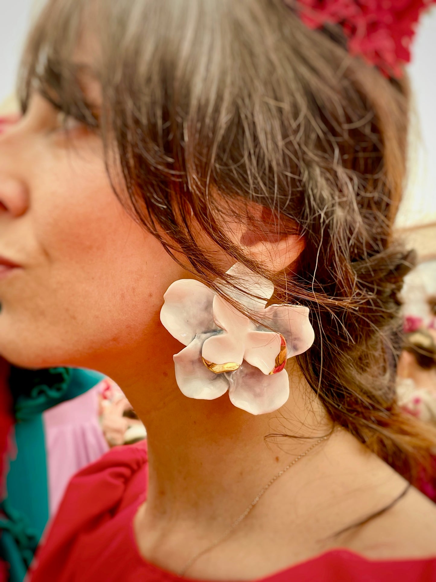 Pendiente flor Jara. Oro y azul océano. Grande