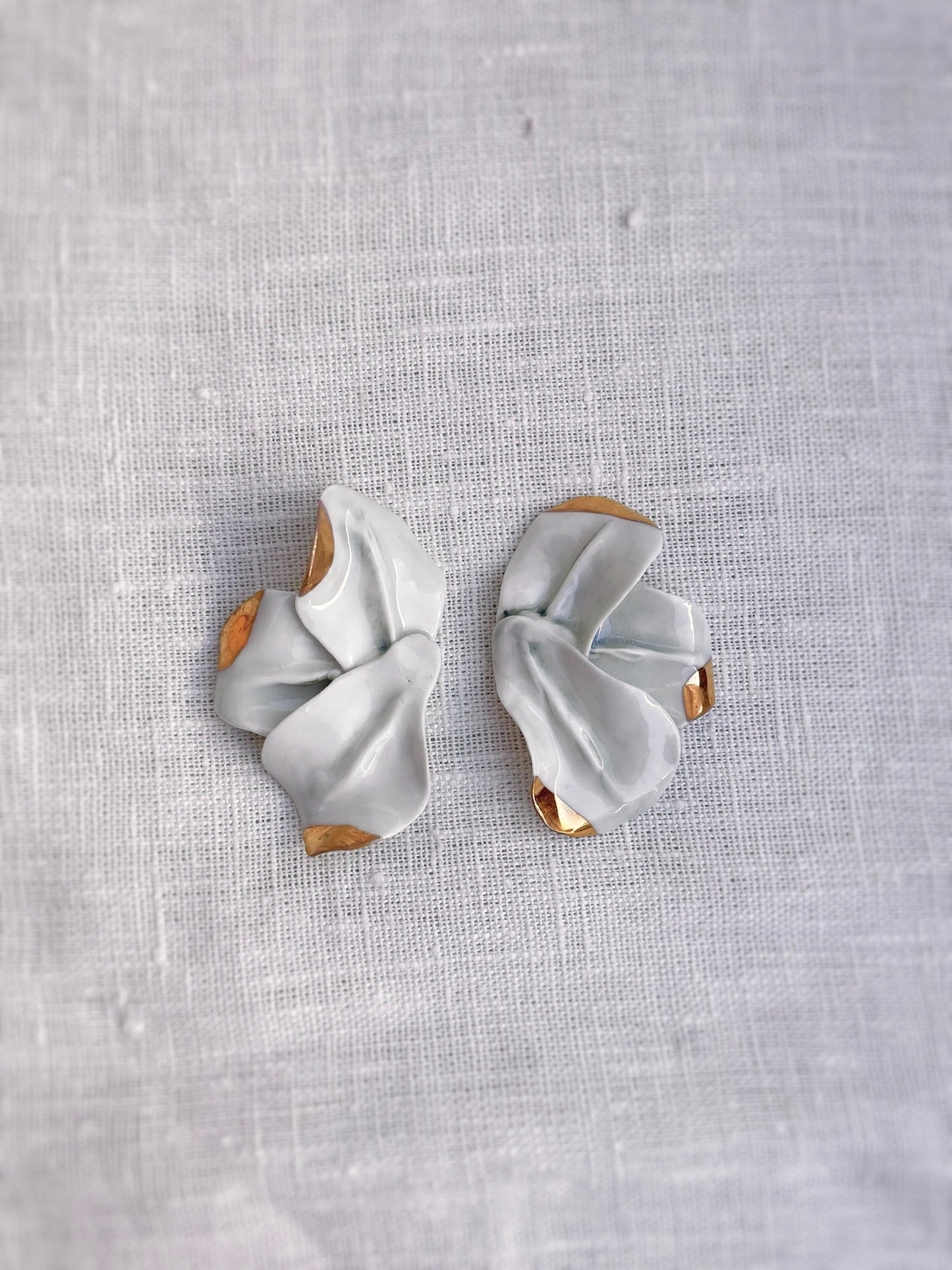 Pendiente Lilium. Mediano con detalle en Oro