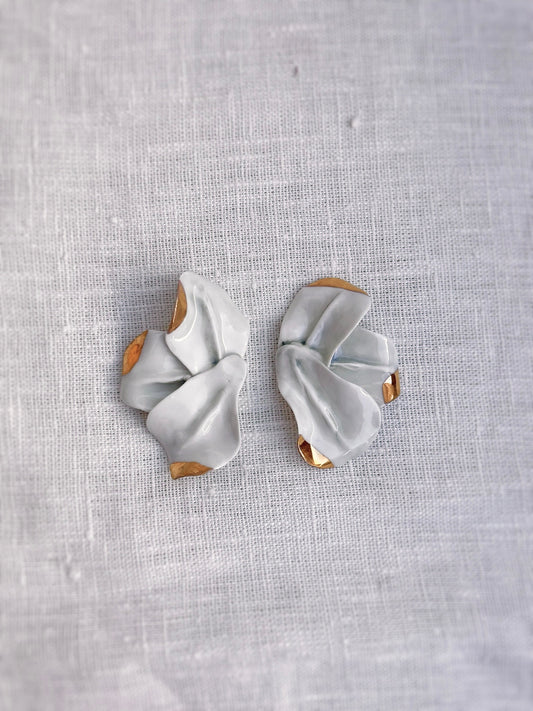 Pendiente Lilium. Mediano con detalle en Oro