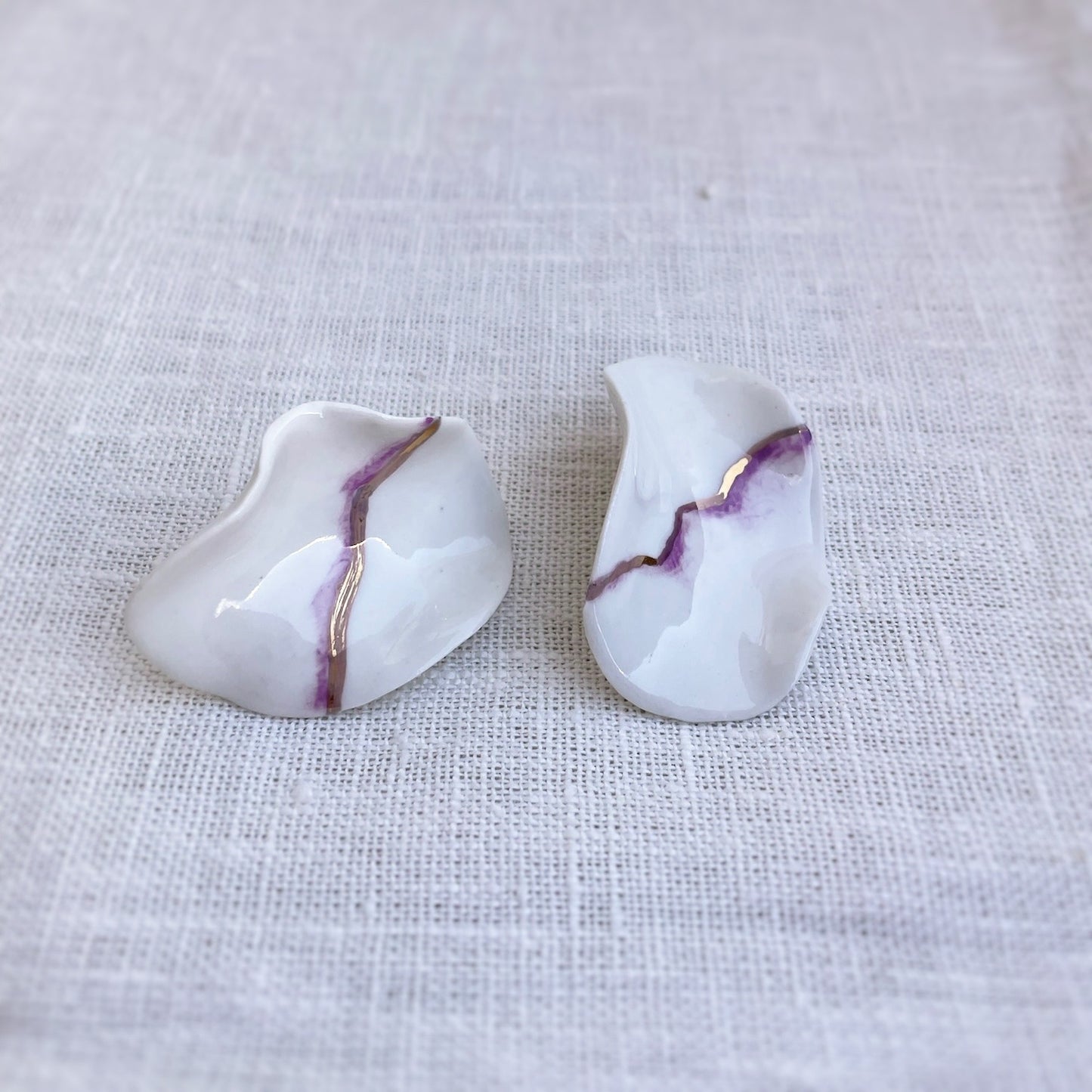 Pendiente Onda Grande. Color morado y Oro.