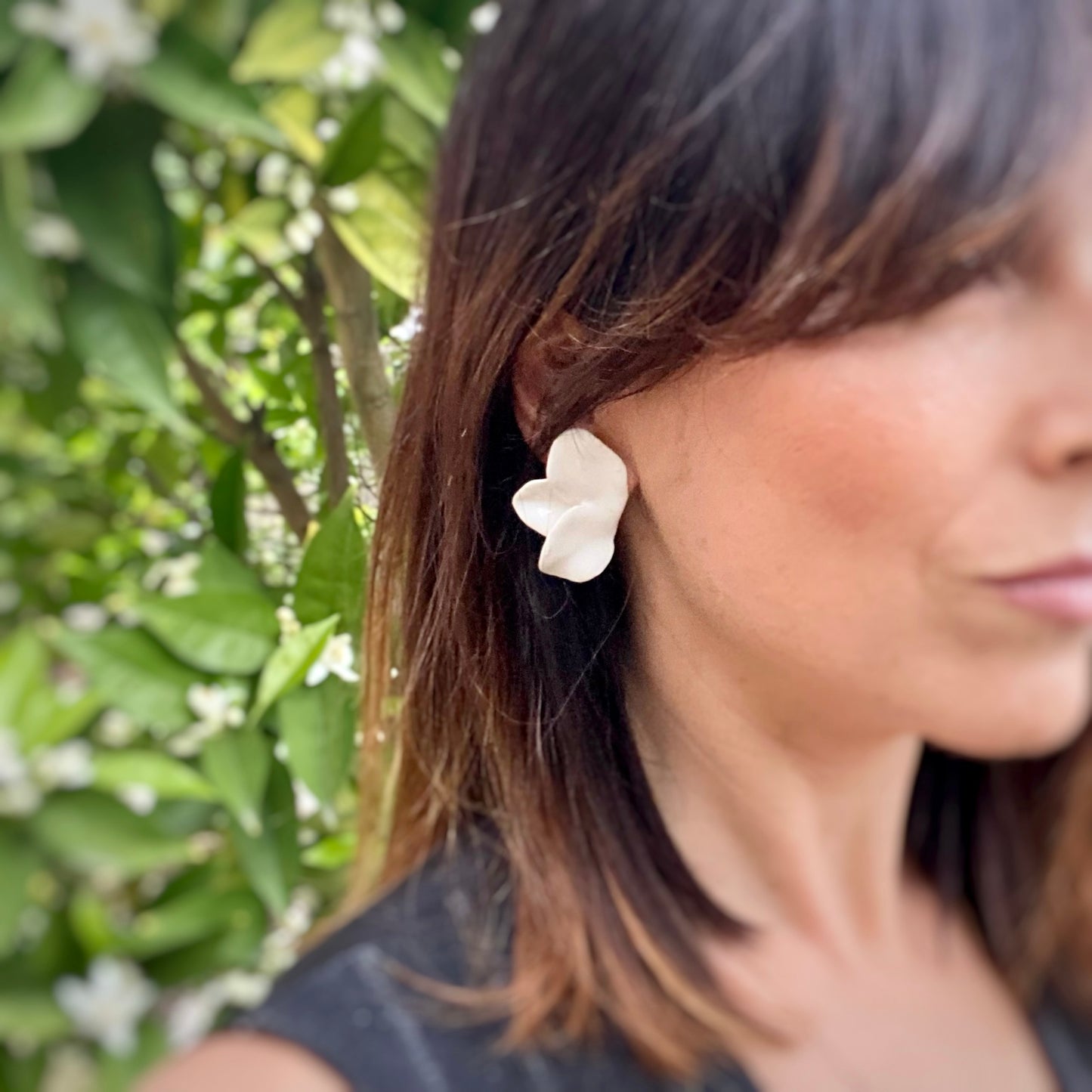 pendientes flor Jara tres petalos Jara. Mediano. Color Blanco.