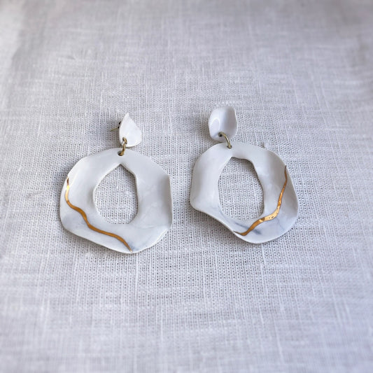 Pendiente Aro flamenca simple con detalle en Oro y azul cielo.