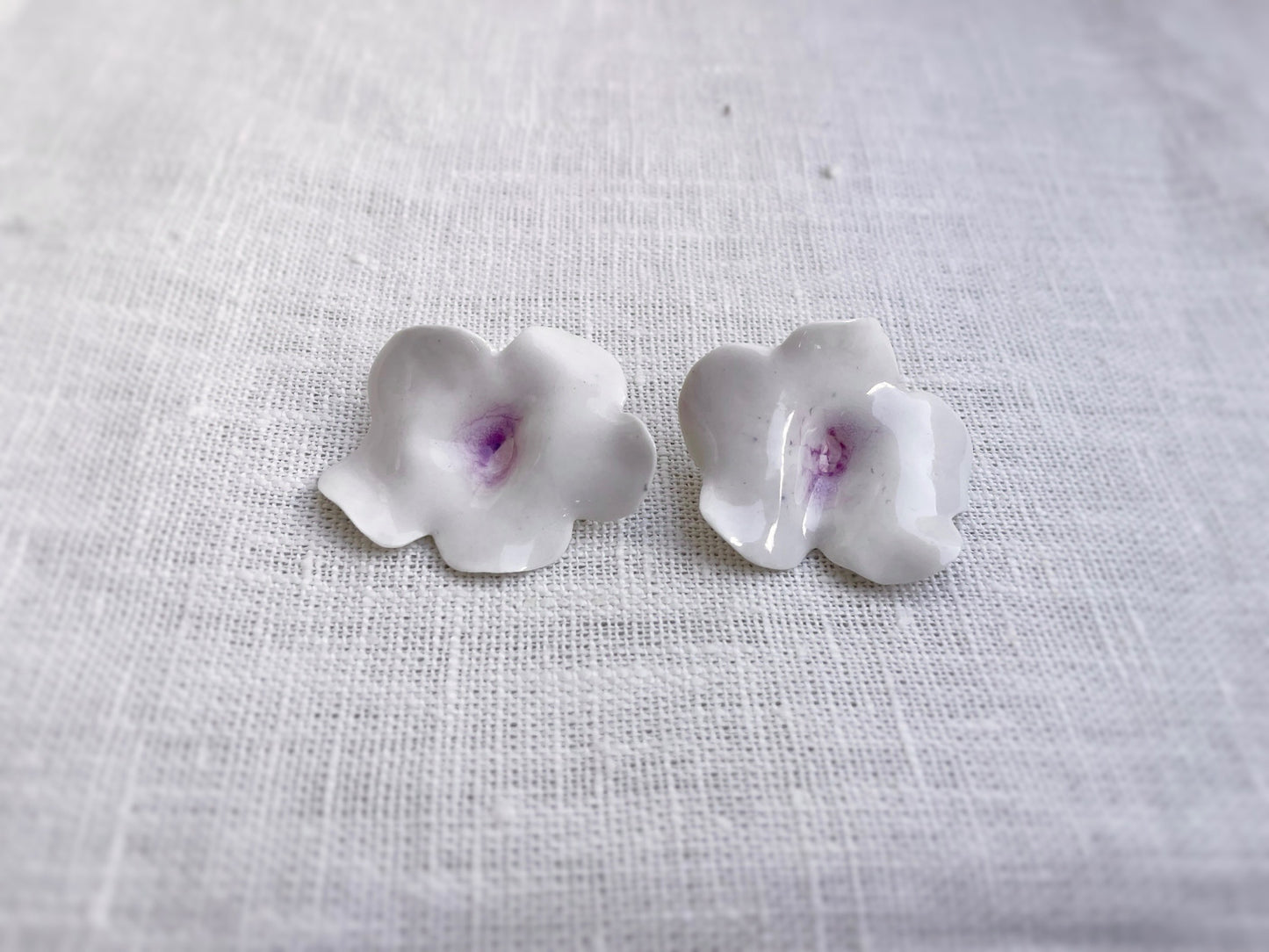 Pendiente Hortensia simple. Color blanco morado.