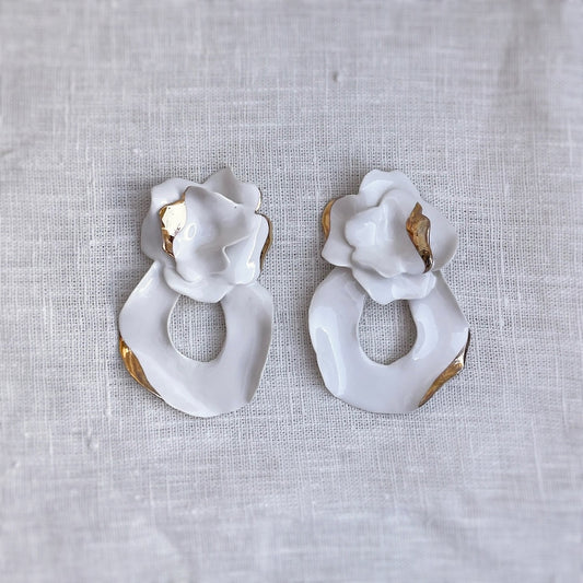 Pendiente Hortensia con Aro. color Blanco y Oro.