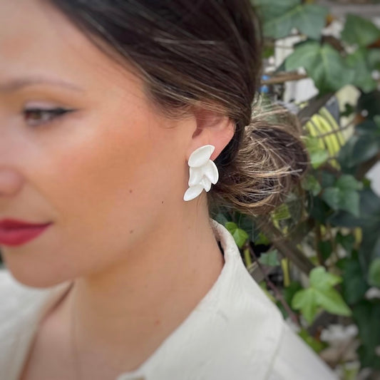 Pendiente cinco petalos Dalila. Detalle modelo.