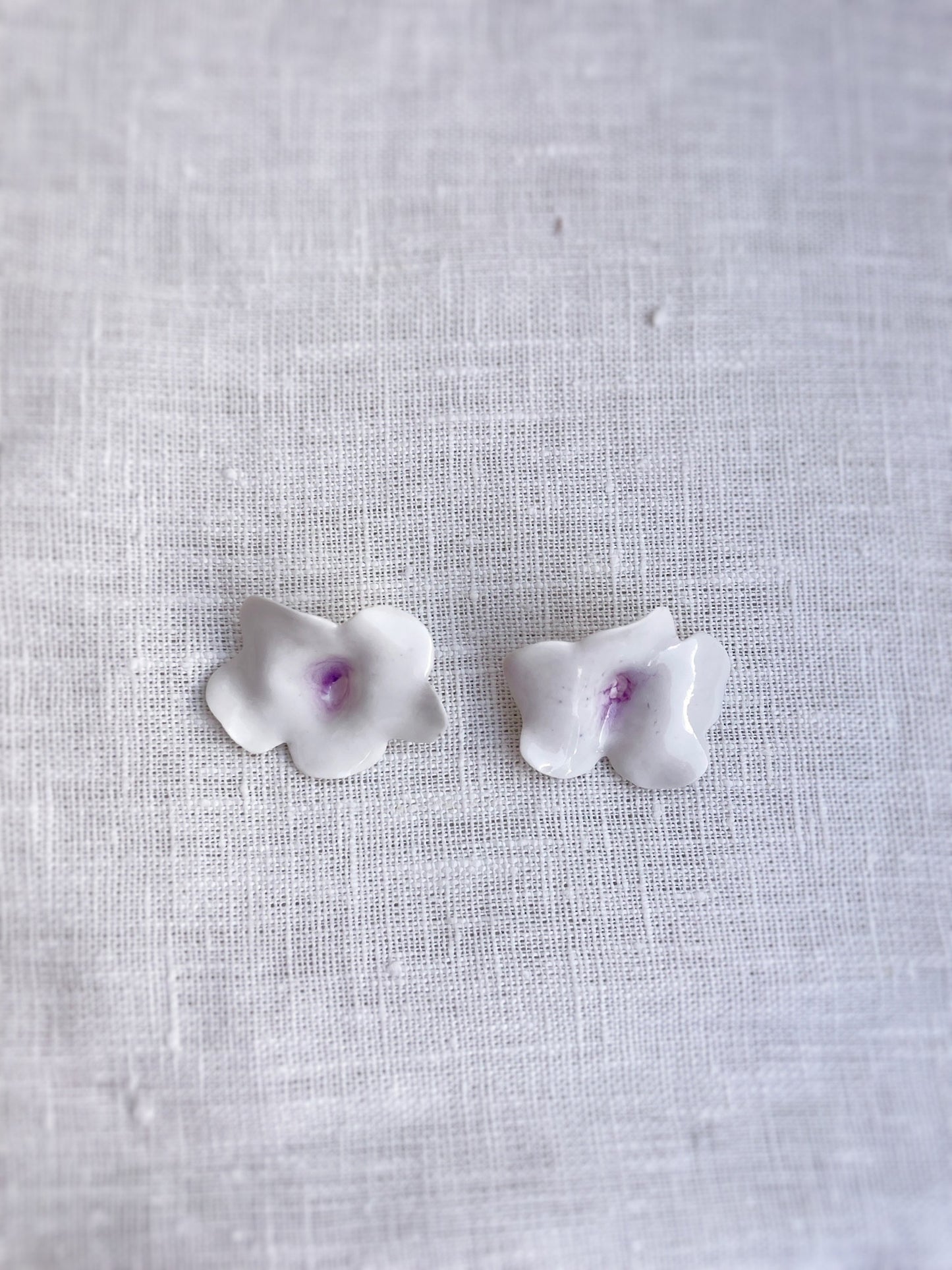 Pendiente Hortensia simple. Color blanco morado.