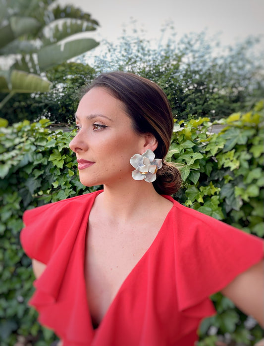 Pendiente flor Jara. Oro y azul océano. Grande