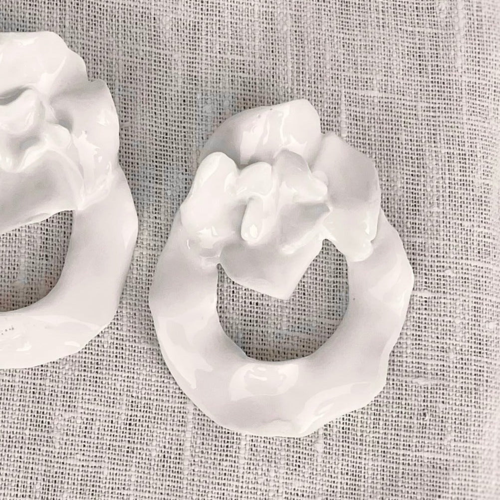 Pendiente Hortensia sobre aro. Grande. Color Blanco. Detalle 1