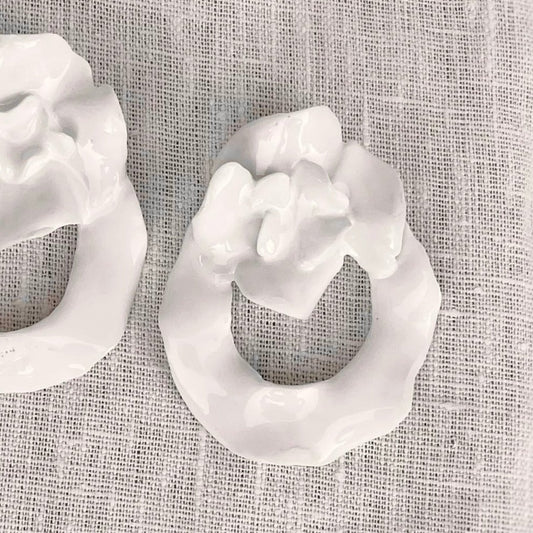 Pendiente Hortensia sobre aro. Grande. Color Blanco. Detalle 1