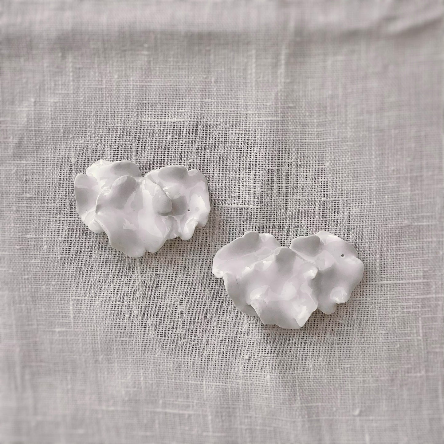 Pendientes Triada Hortensia. Mediano. Color Blanco. Detalle 1
