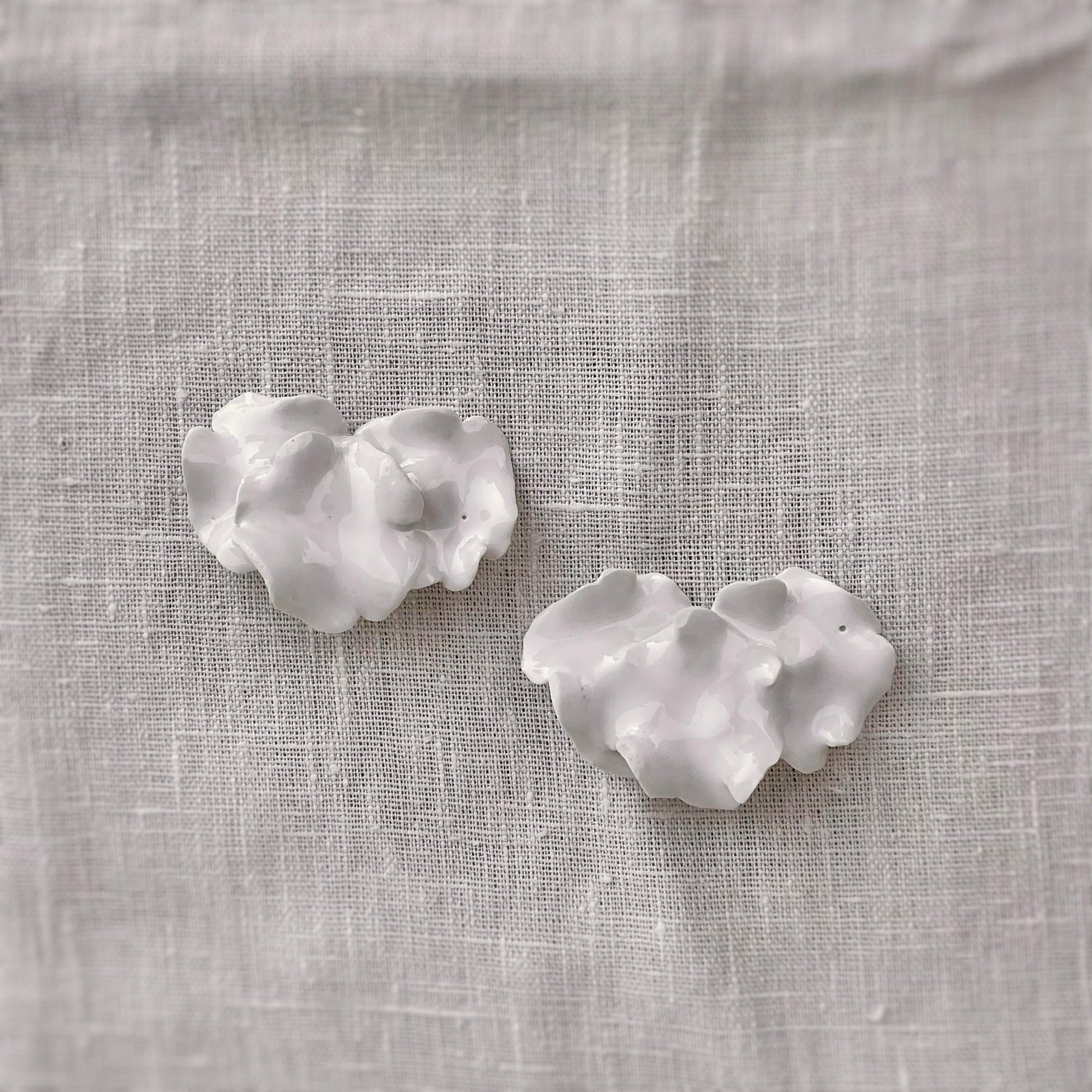 Pendientes Triada Hortensia. Mediano. Color Blanco. Detalle 1