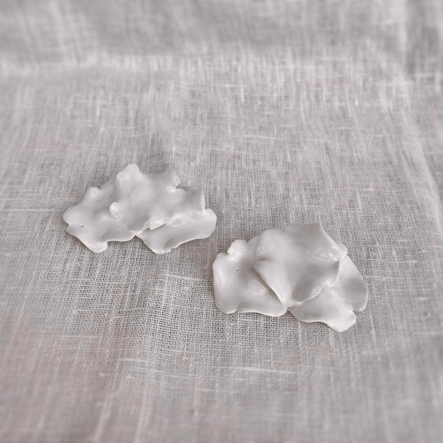 Pendientes Triada Hortensia. Mediano. Color Blanco. Detalle 2