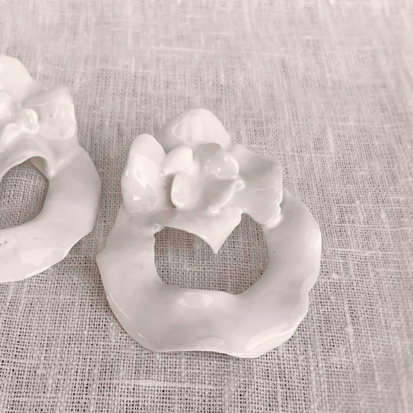 Pendiente Hortensia sobre aro. Grande. Color Blanco. Detalle 2