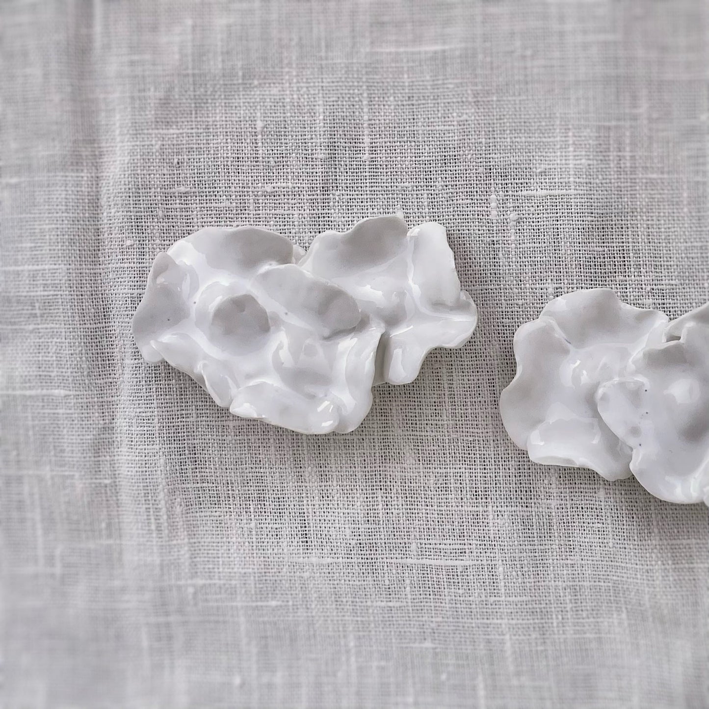 Pendientes Triada Hortensia. Grande. Color Blanco. Detalle 1