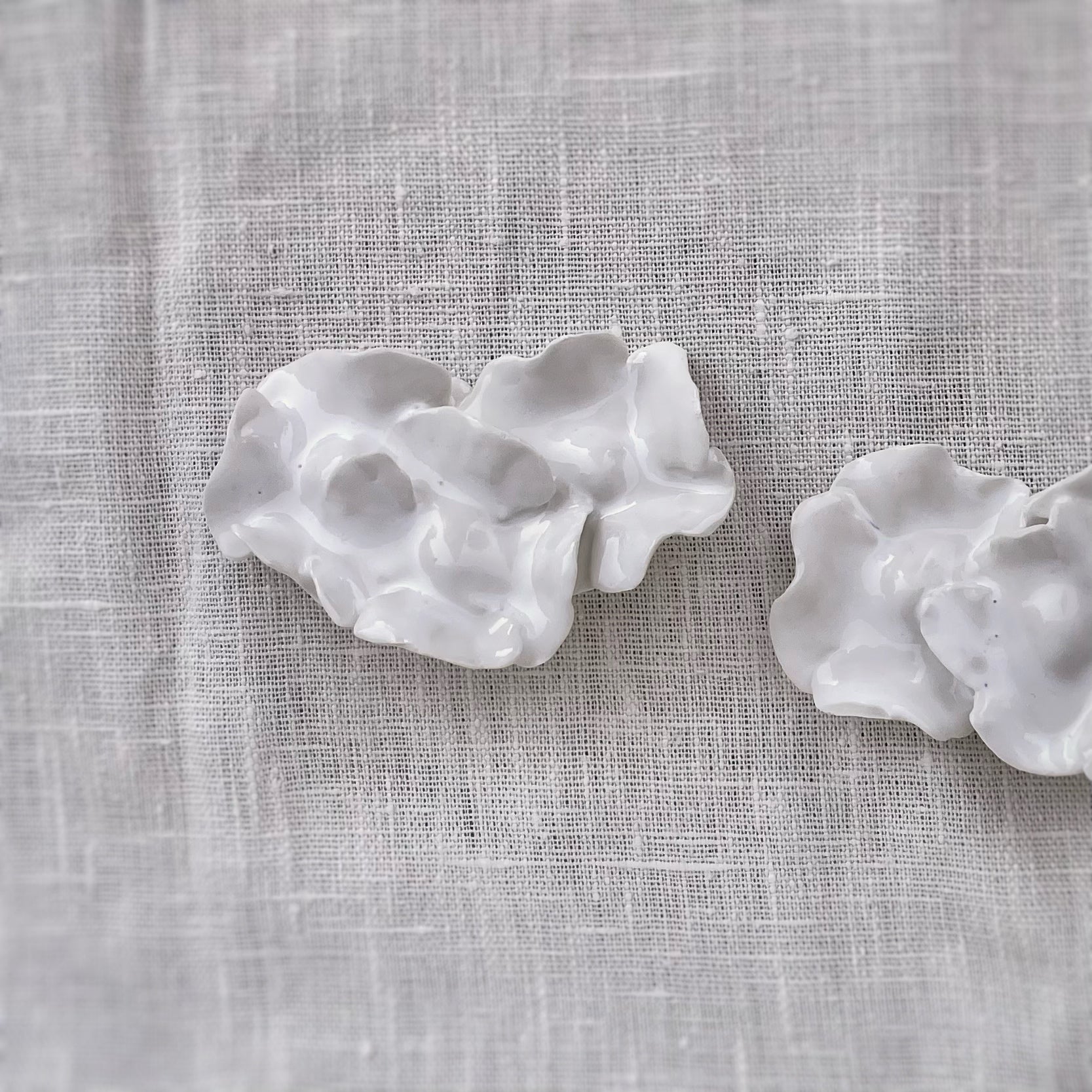 Pendientes Triada Hortensia. Grande. Color Blanco. Detalle 1