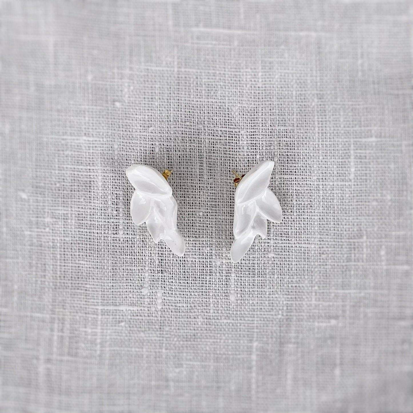 pendientes cinco petalos flor Dalia. Color blanco. Detalle 1