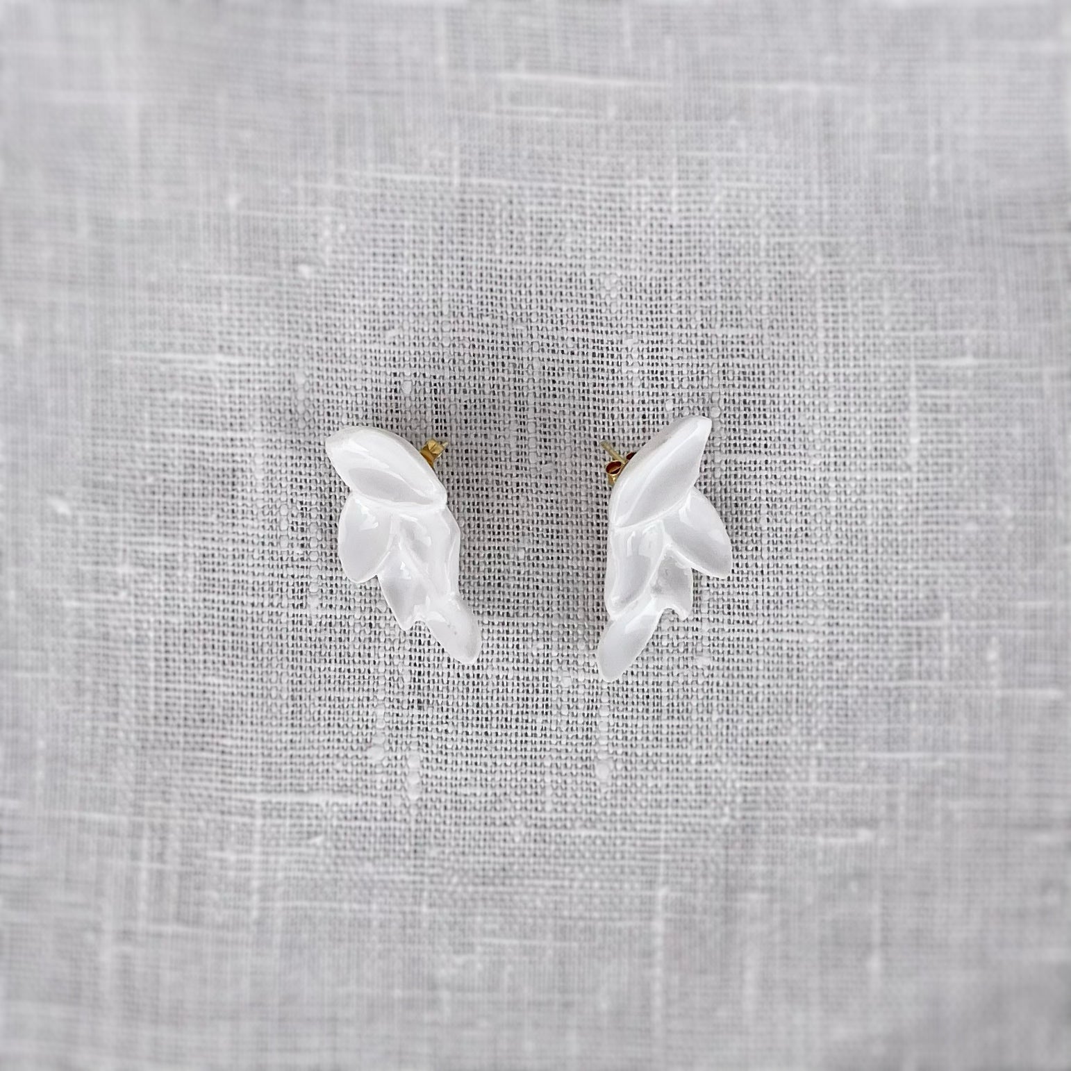 pendientes cinco petalos flor Dalia. Color blanco. Detalle 1