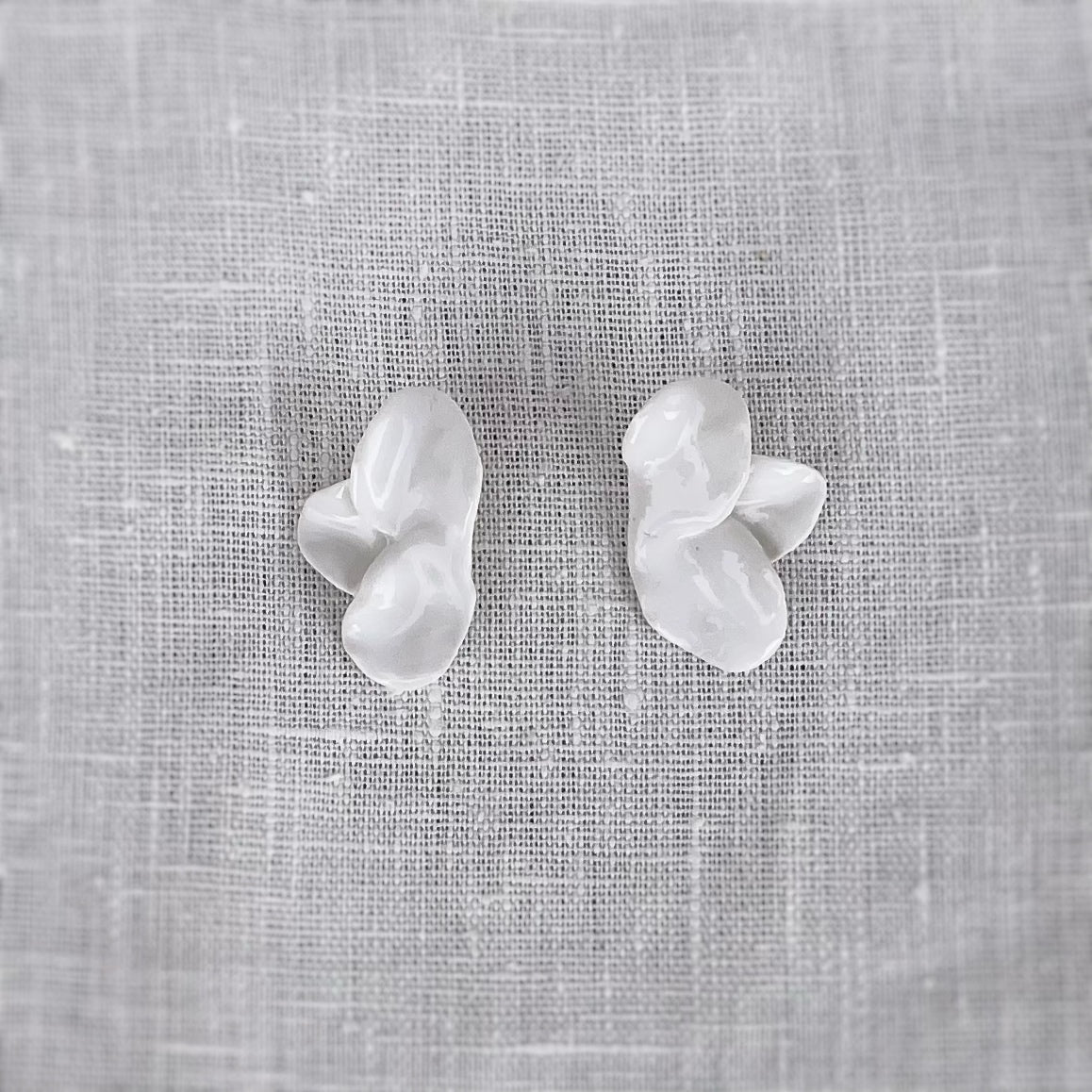 pendientes flor Jara 3 petalos Jara. Mediano. Color Blanco. Detalle 1