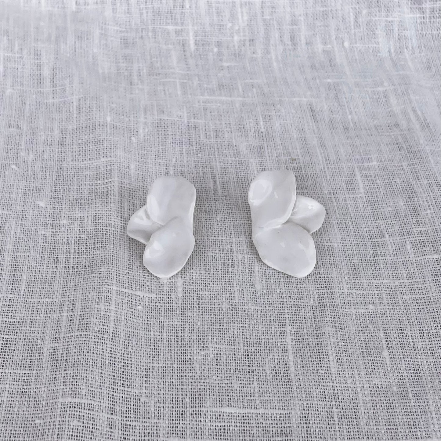 pendientes flor Jara 3 petalos Jara. Mediano. Color Blanco. Detalle 2
