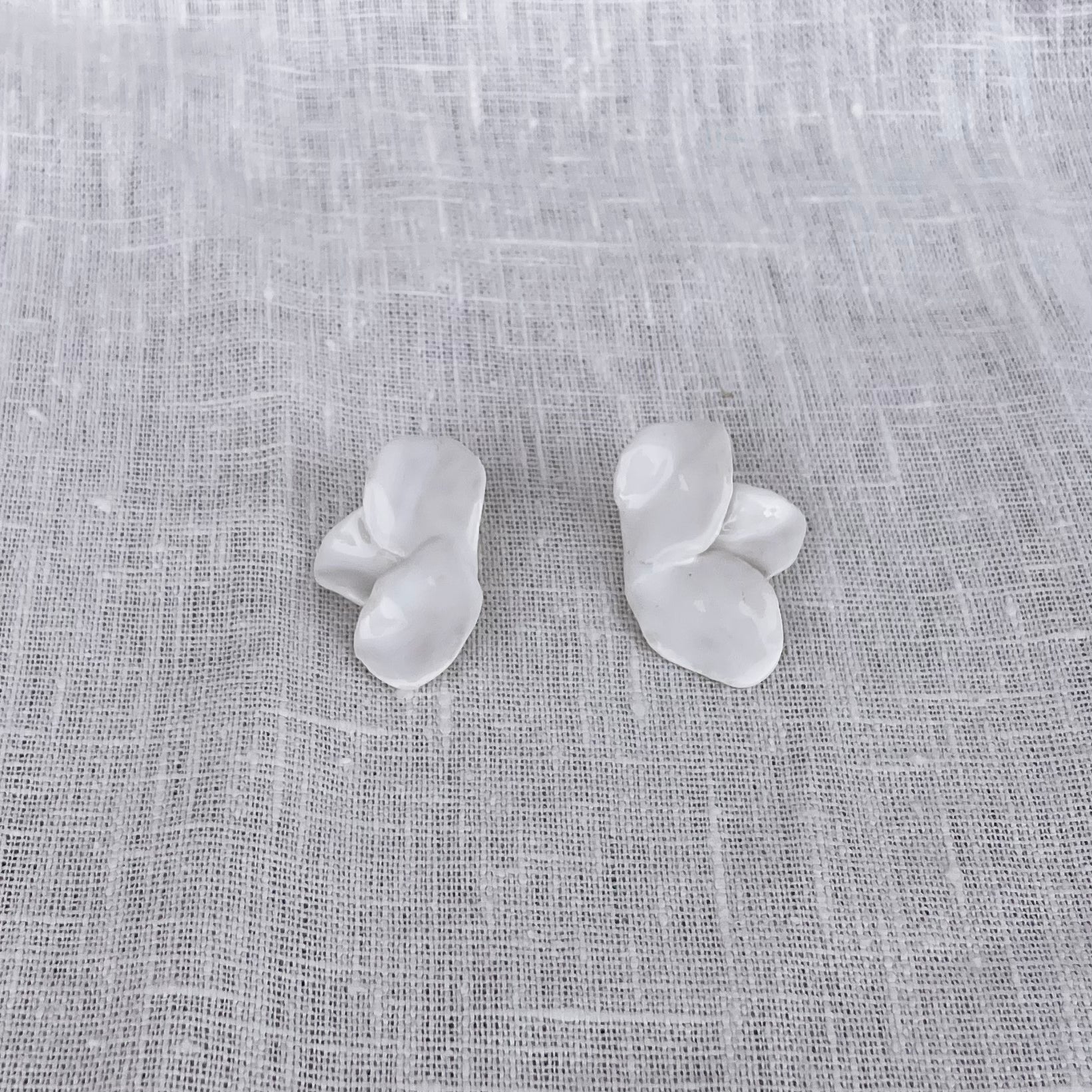 pendientes flor Jara 3 petalos Jara. Mediano. Color Blanco. Detalle 2