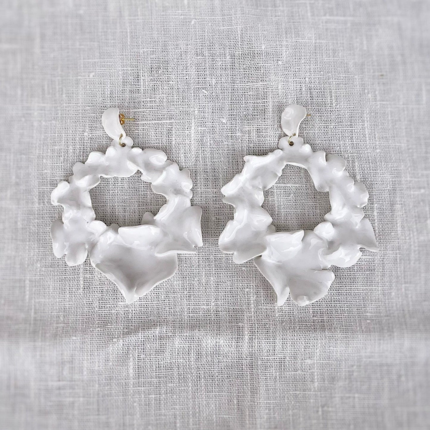 Pendiente Bouquet Hortensia. Extra Grande. Color Blanco. Detalle 2