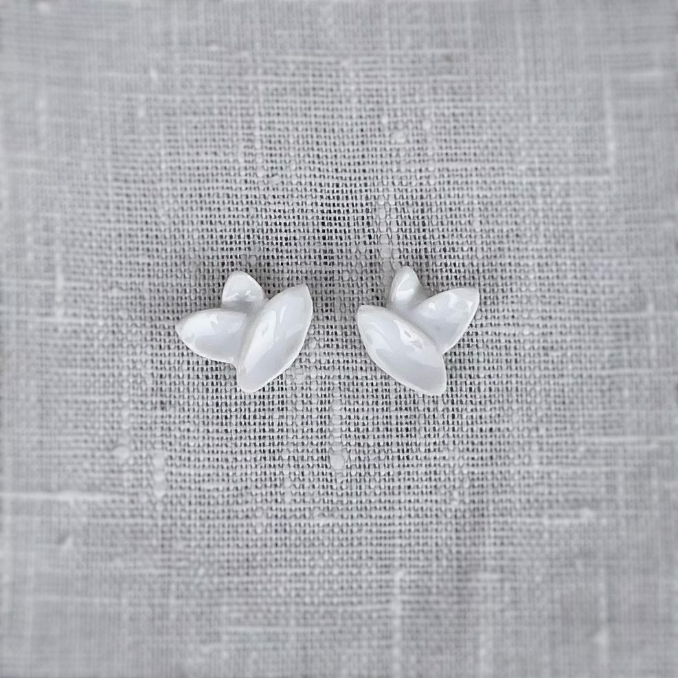 pendientes tres petalos flor Dalia. Color blanco. Detalle 3