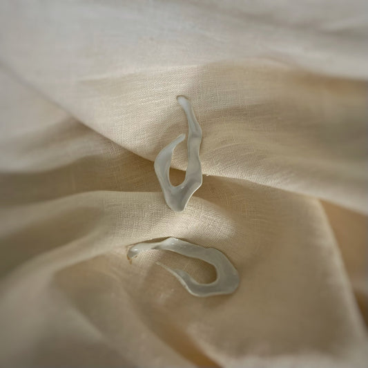 pendientes semi Aro tipo Onda. Grande. Color blanco. Detalle 1