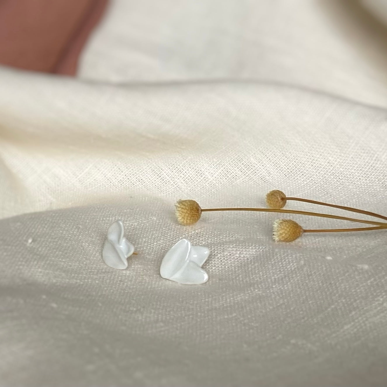 pendientes tres petalos flor Dalia. Color blanco. Detalle 1