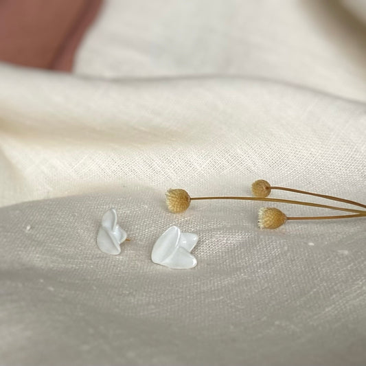 pendientes tres petalos flor Dalia. Color blanco. Detalle 1