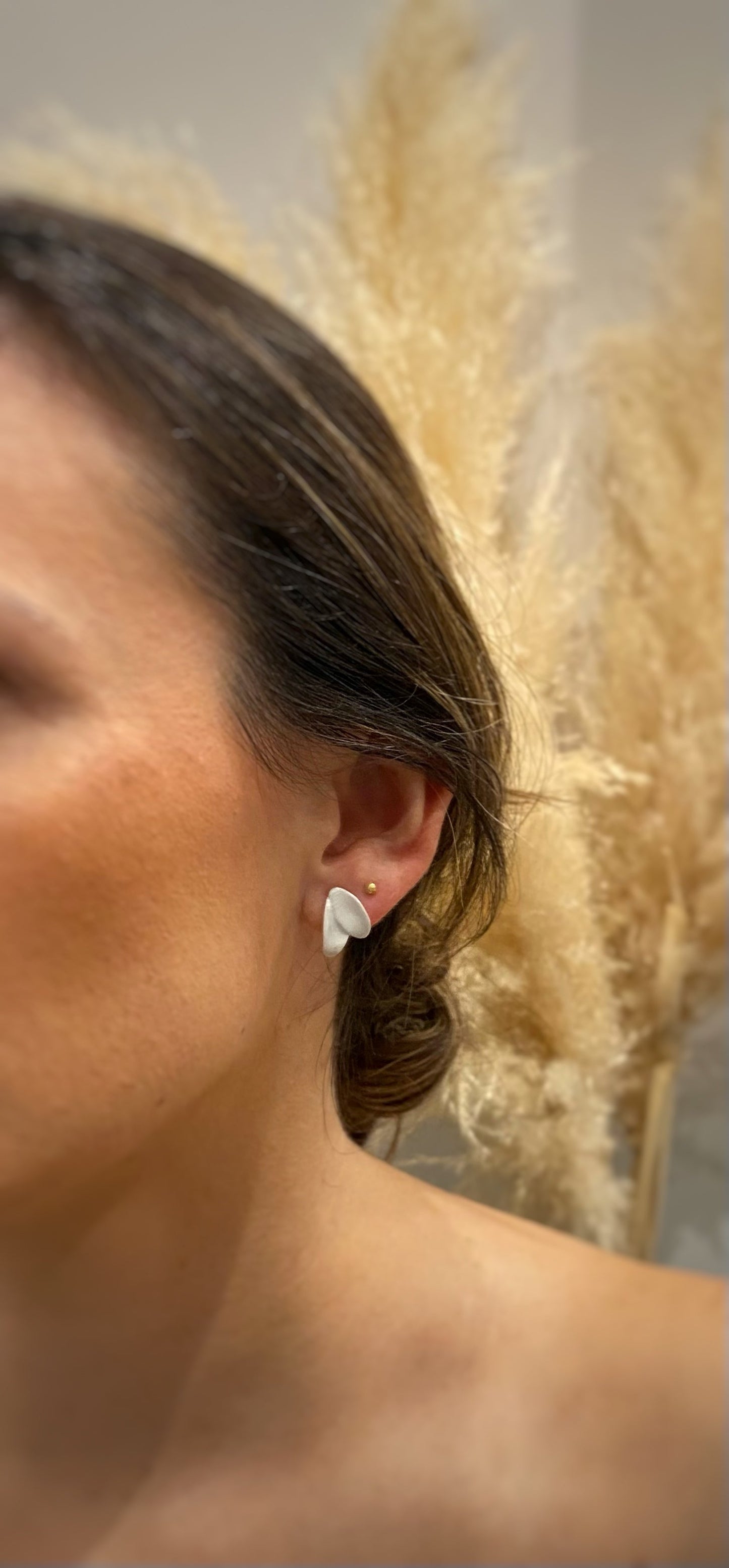 pendientes dos petalos flor Dalia. Color blanco. Detalle 1