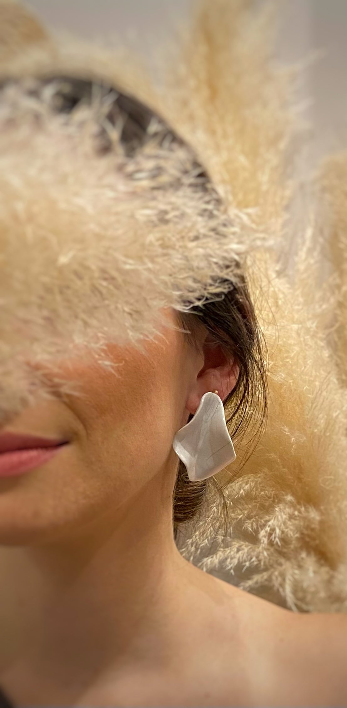 Pendiente Onda simple. Grande. Color blanco. Detalle 2