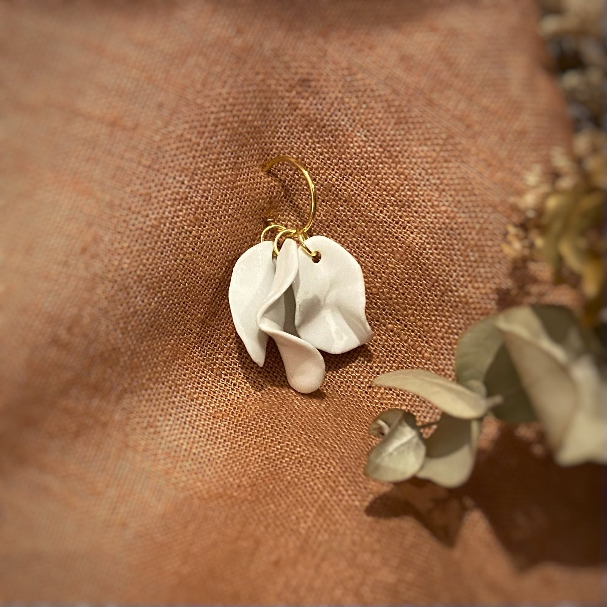 pendientes Racimo. Mediano. Color Blanco. Detalle 2