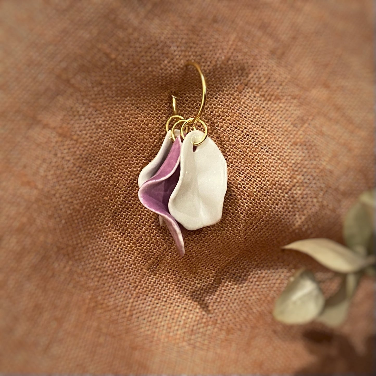 pendientes Racimo Mediano. Color Blanco y Malva. Detalle 2
