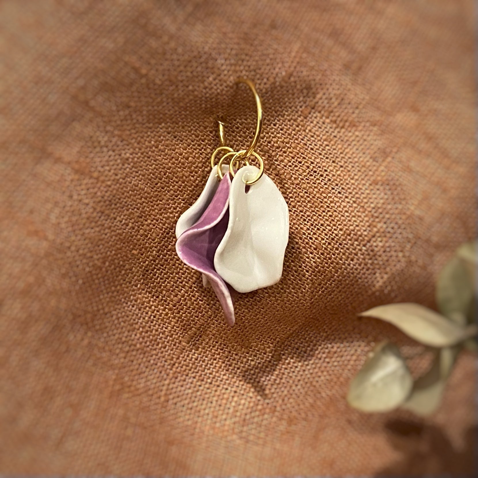 pendientes Racimo Mediano. Color Blanco y Malva. Detalle 2