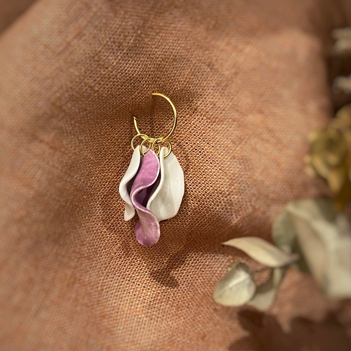 pendientes Racimo Mediano. Color Blanco y Malva. Detalle 3