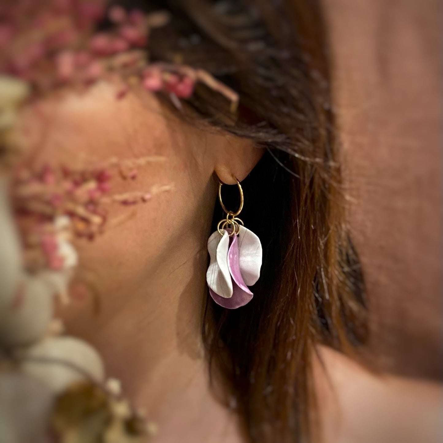 pendientes Racimo Mediano. Color Blanco y Malva. Detalle 1