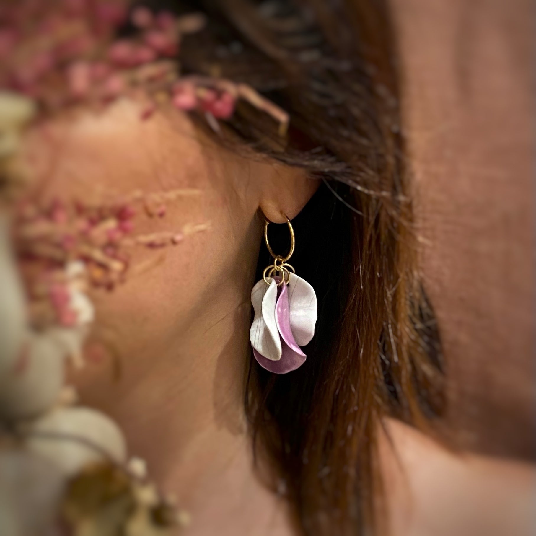 pendientes Racimo Mediano. Color Blanco y Malva. Detalle 1
