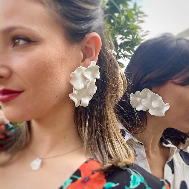 Pendientes Triada Hortensia. Extragrande. Color Blanco. Detalle 1